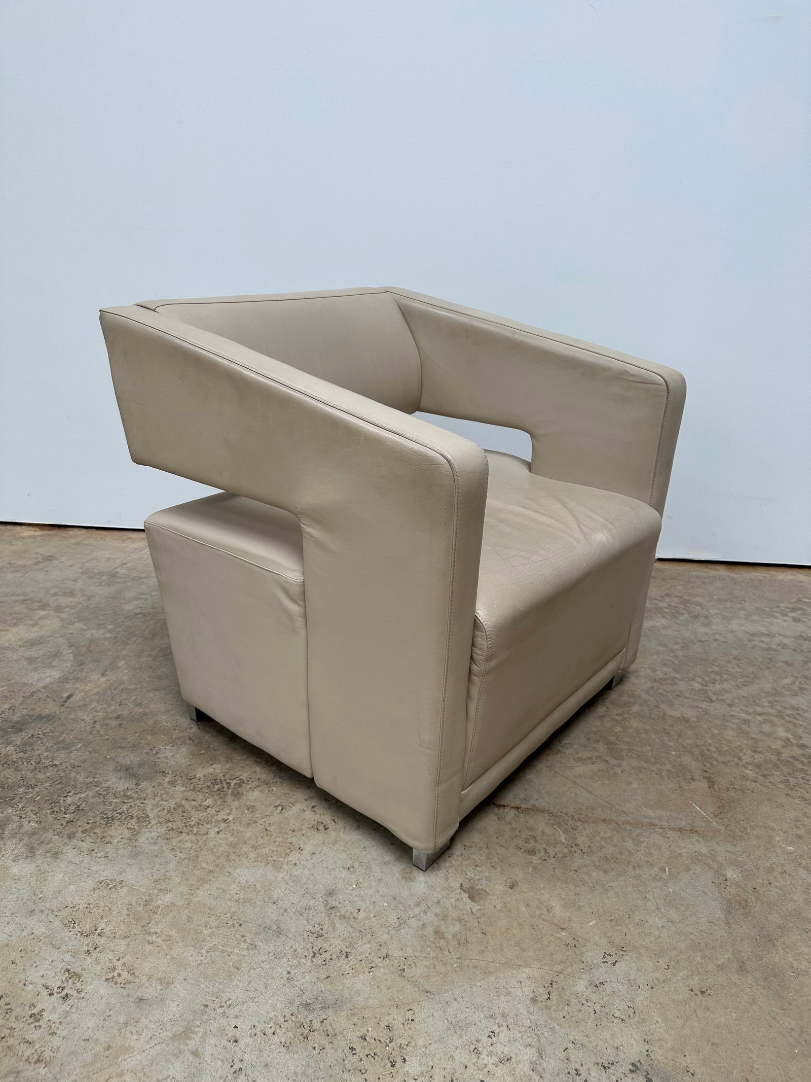 Modern Lounge Chair: Modern lounge chair. Chair is on 4 chrome feet. Looks good from every angle! Seat height: 17 inches.