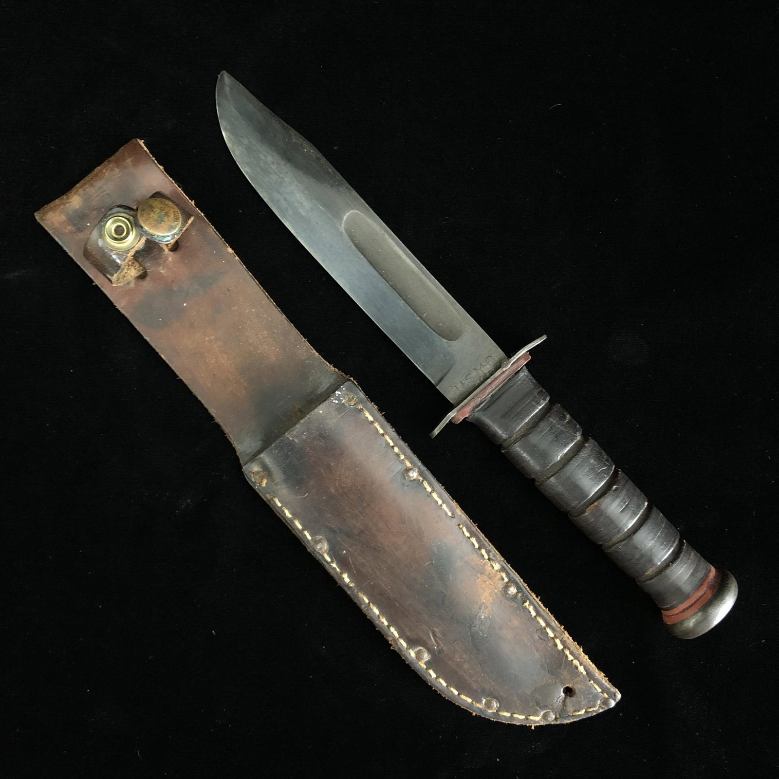 Rare Early WWII USMC Pal Red Spacer Kabar Mk2 Knife: Rare early peened pommel WWII USMC Pal red spacer kabar blade marked in original leather sheath. Retains 98% of parkerized blued blade. Good shape.