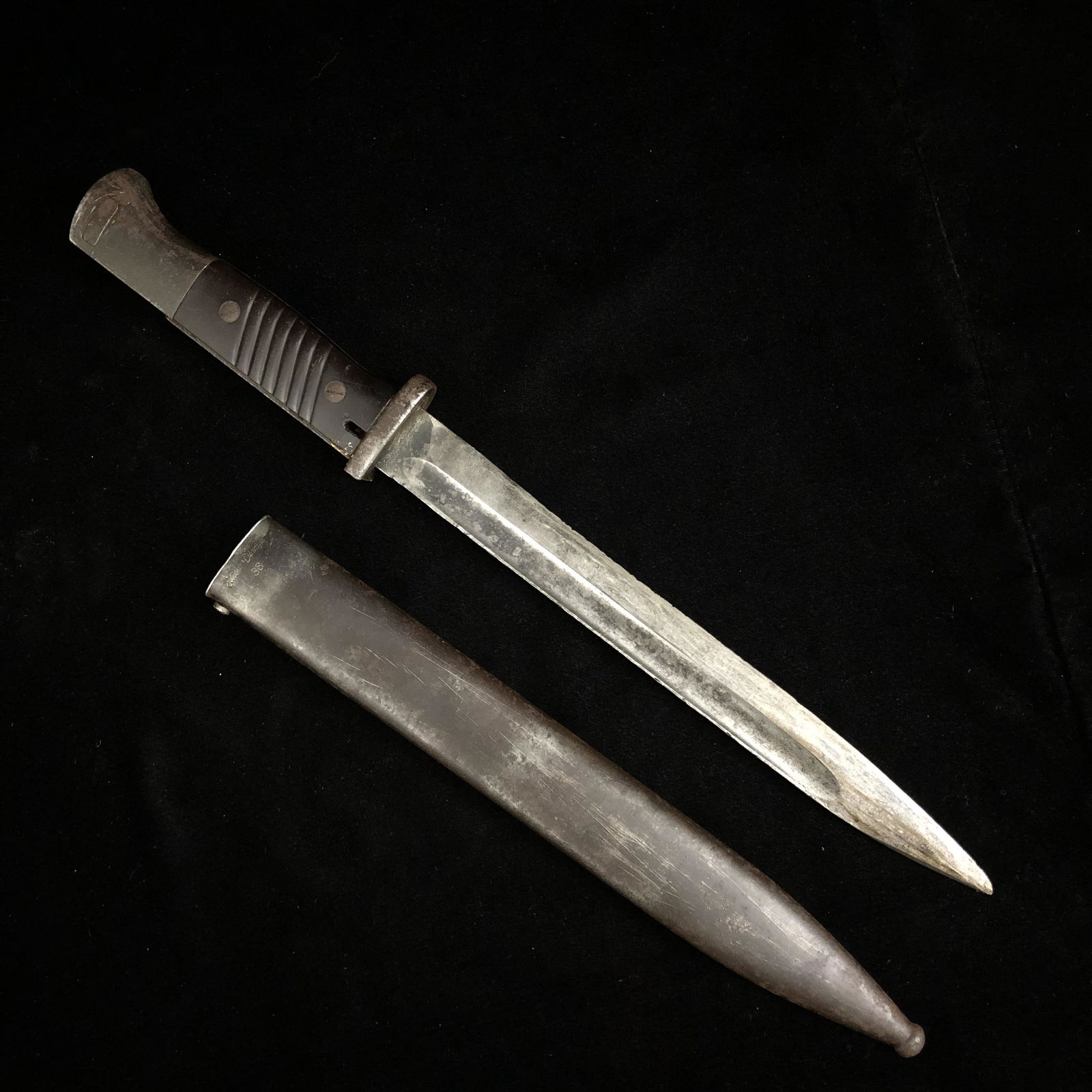 WWII 1938 German K98 Matching #s Bayonet Rare Maker: 1938 German k98 Bakelite grip bayonet rare maker Elite Diamant matching number scabbard 8985. Locking pin works. Some pitting on the grip. Blade has been sharpened.