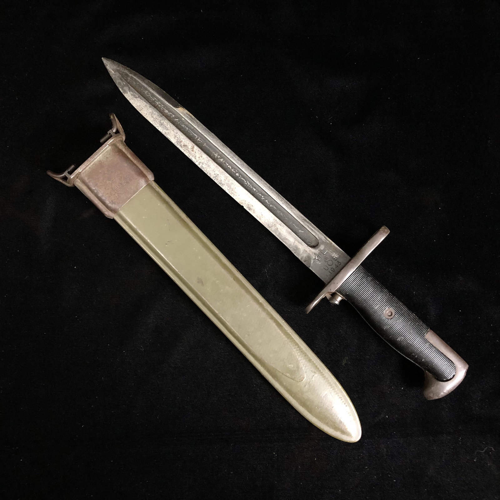 WWII Cut Down 10" OL 1943 M1 Garand Bayonet & Scabbard: WWII US M1 Garand Bayonet factory cut down from 16" to 10" originally made by Oneida limited Cutlery company but according to the spine was cut down by Union Fork & Hoe. Knife comes in WWII era fiberg