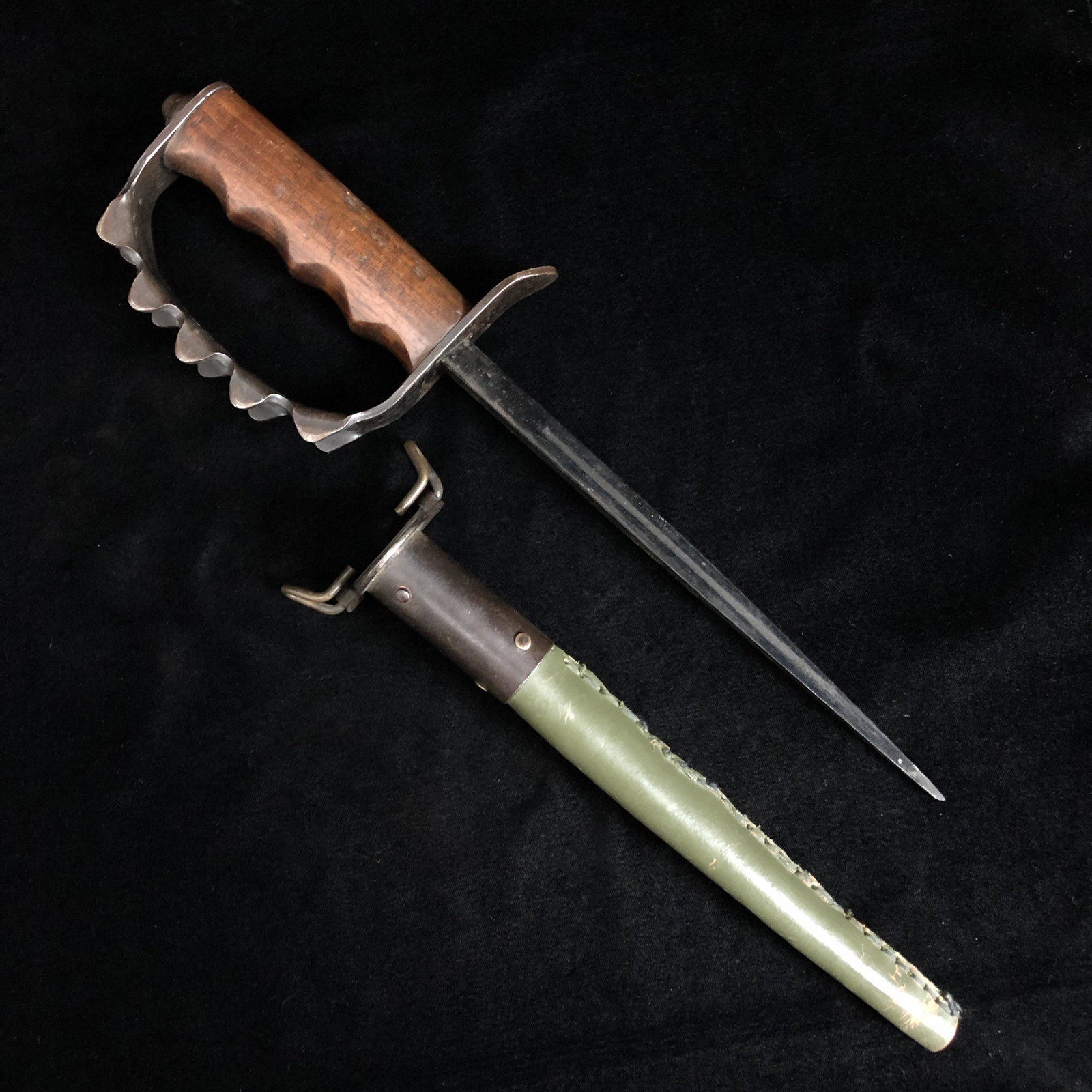 WWI ACco Trench Knuckle Knife Dagger & Sheath: WWI US issue ACco maker trench knuckle duster knife "dragons teeth" metal grip. Comes in a marked sheath. Knife has very mild rust on the grip could easily be cleaned. Sheath missing tip. Otherwise bo