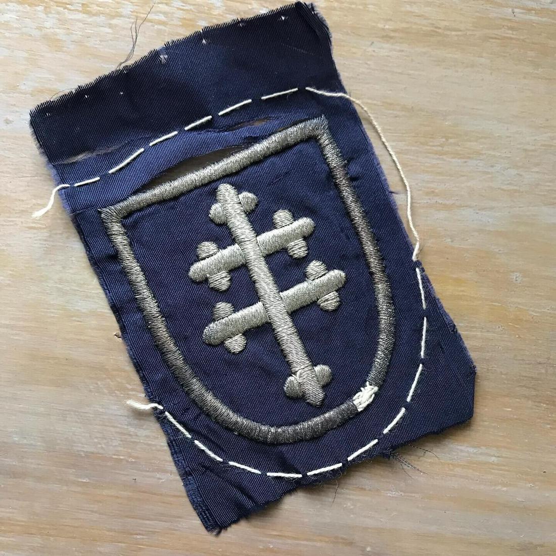WWI 79th Infantry Div. Shoulder Patch Worn Bullion Silk: WWI 79th Infantry Division patch of the Cross of Lorraine which was offical in 1918. White threaded cross on blue shield bullion thread on silk. Was worn on a uniform. Came from the estate of a lifelo