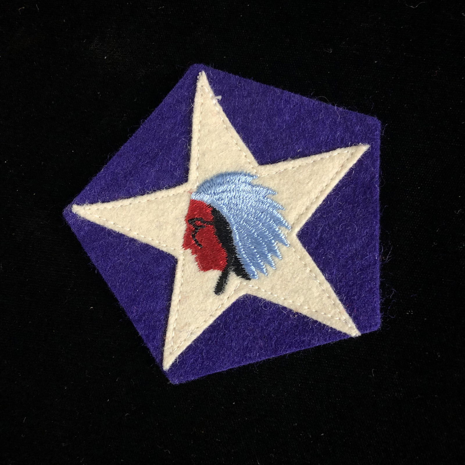 WWI 2nd Inf Div Indian Patch Machine Gun Co 9th Inft: WWI 2nd division Indian head patch hexagon shape for 9th Infantry Regiment purple patch for Machine Gun Company. Comes from the estate of a life long collector of WWI and wwii patches. Does not glow u