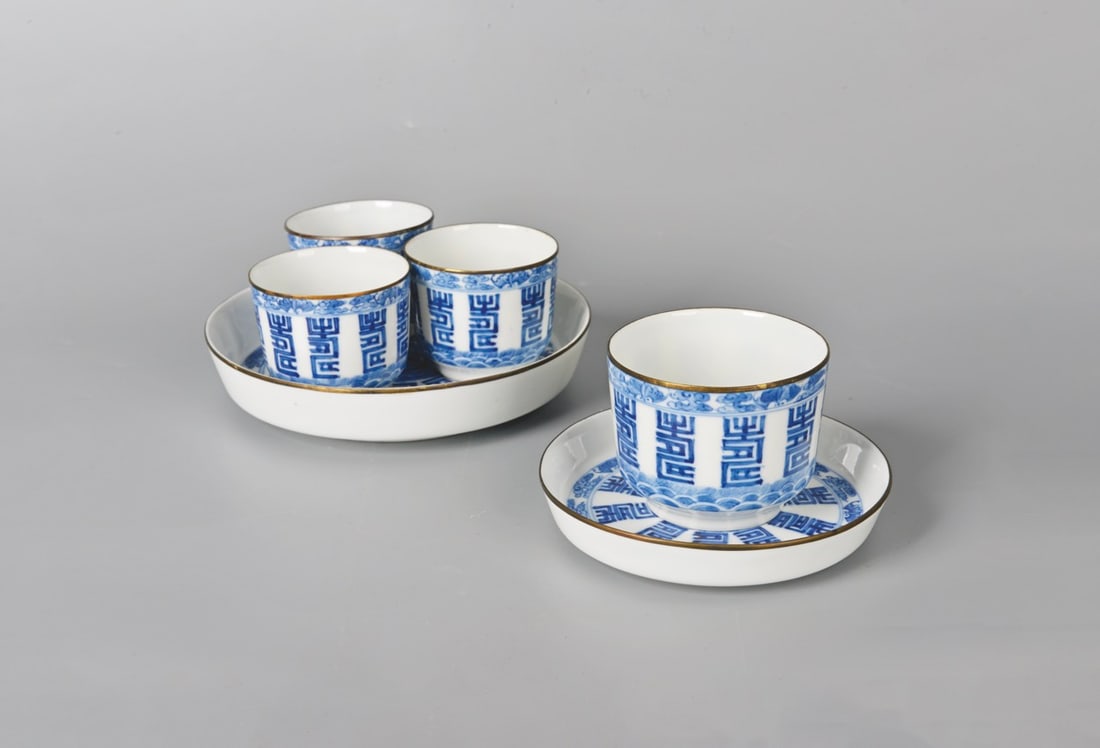 Blue and white tea set with cloud pattern of fortune and longevity: 媒材：青花瓷茶具。作者：寶珠利記。 尺寸： L:7.5cm;H:6cm;L:16.5cm;H:3.5cm。