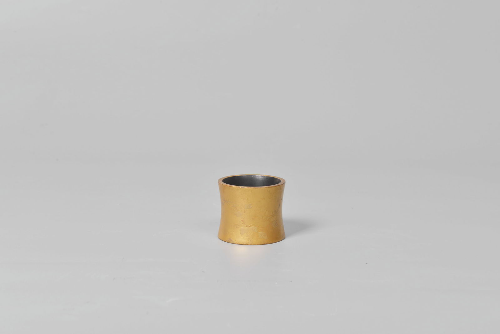 Futaoki with maki-e lacquer: 清,金蒔繪 蓋置