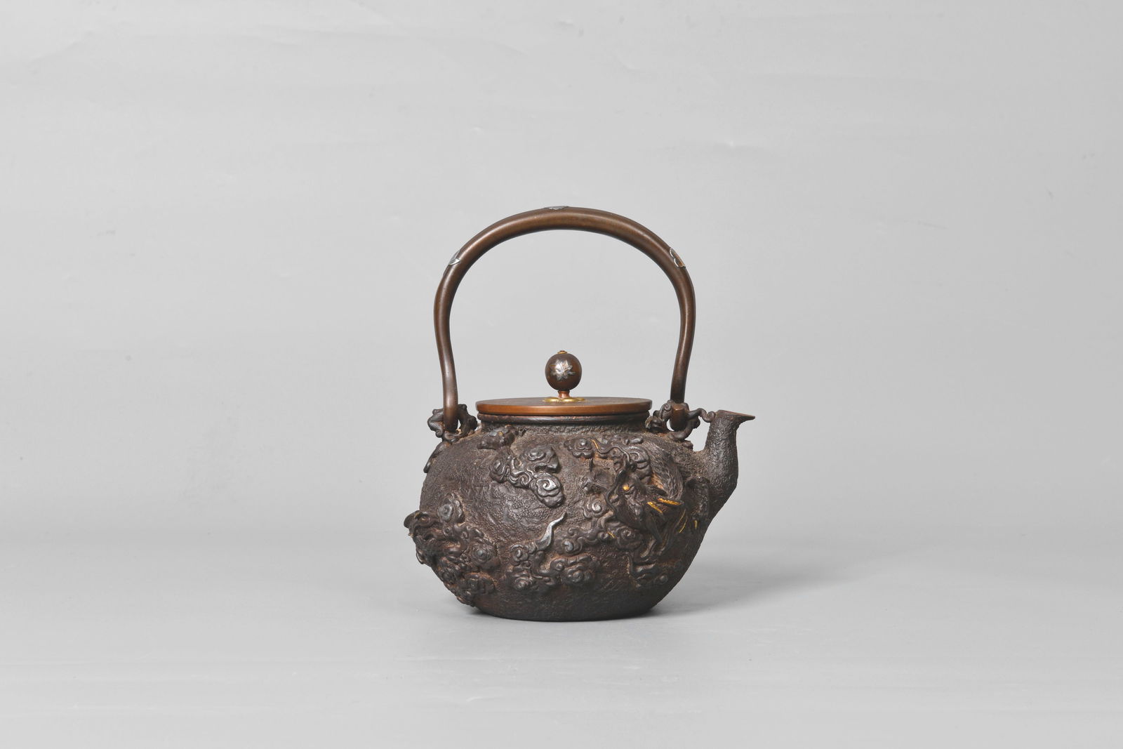 Kibun-do,silver & gold-inlaid Tetsubin: 大正時期 龜文堂訂製鑲金銀鐵壺大章「亀文堂造 」小章:{