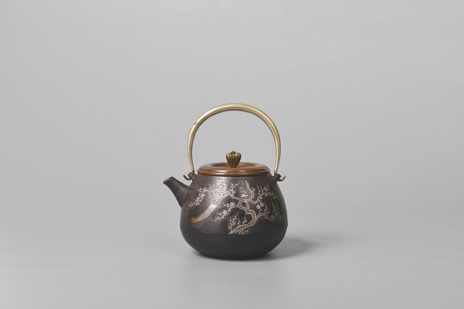 silver & gold-inlaid Tetsubin with silver handle,Sanemon Kigoshi: 江戶時期 木越 三右衛門作純銀提把嵌金銀鐵壺 700ml