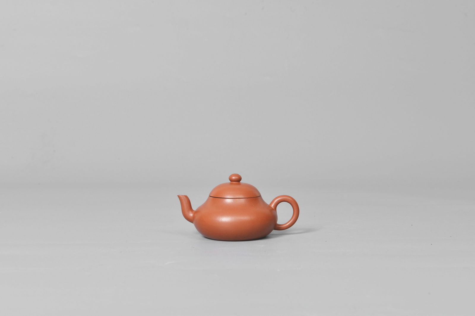 Red clay teapot,Mark of Jun De: 清君德款梨形朱泥壺底款:惠/孟臣 底款：雍正四年丙午。 100m