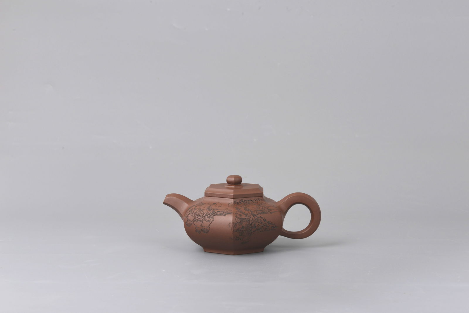 Yixing teapot,Zun-Yan ZHOU: 周尊嚴制/吳寒越刻六方扁腹壺 底款:周尊嚴。把款:尊嚴。!