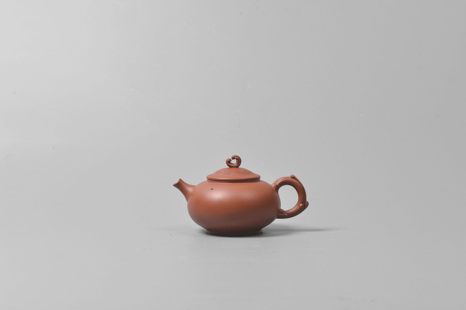 Purple clay teapot,Dan-Sheng SHU: 東旦生紫砂壺底款:東旦生製。 蓋款:東。蓋款:東/旦生壺蓋
