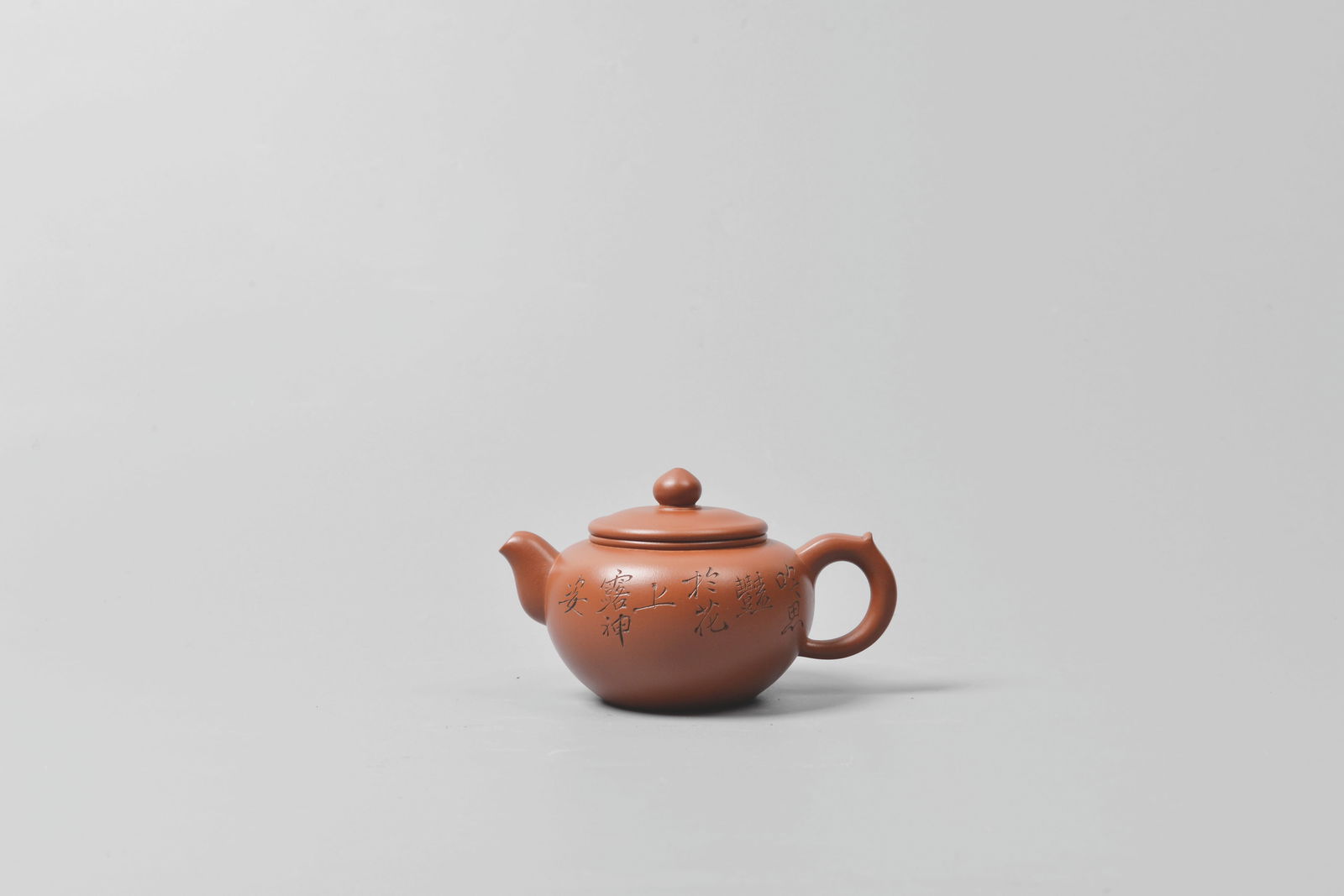 Purple clay teapot,Ni Li: 李霓鼓形紫砂壺 底款:李霓陶藝。把款:李霓。 底款:遽華指