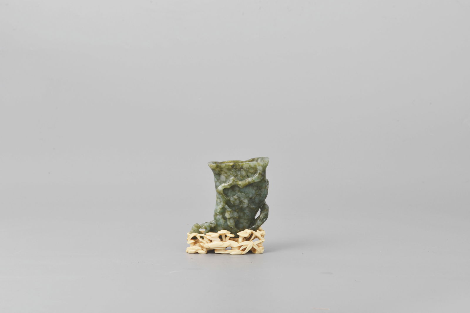 Jade vase craved with tree(include the base): 清碧玉雕樹花插(含底座)