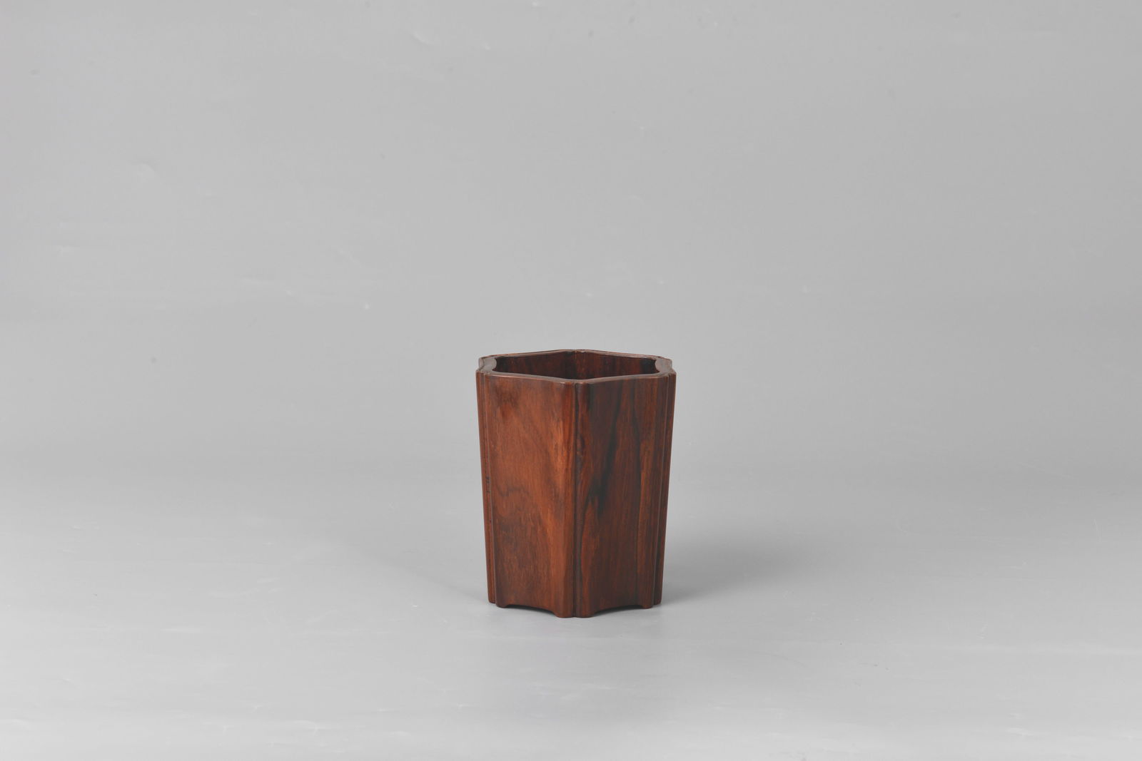 brush holder: 清黃花梨葵瓣形六角筆筒