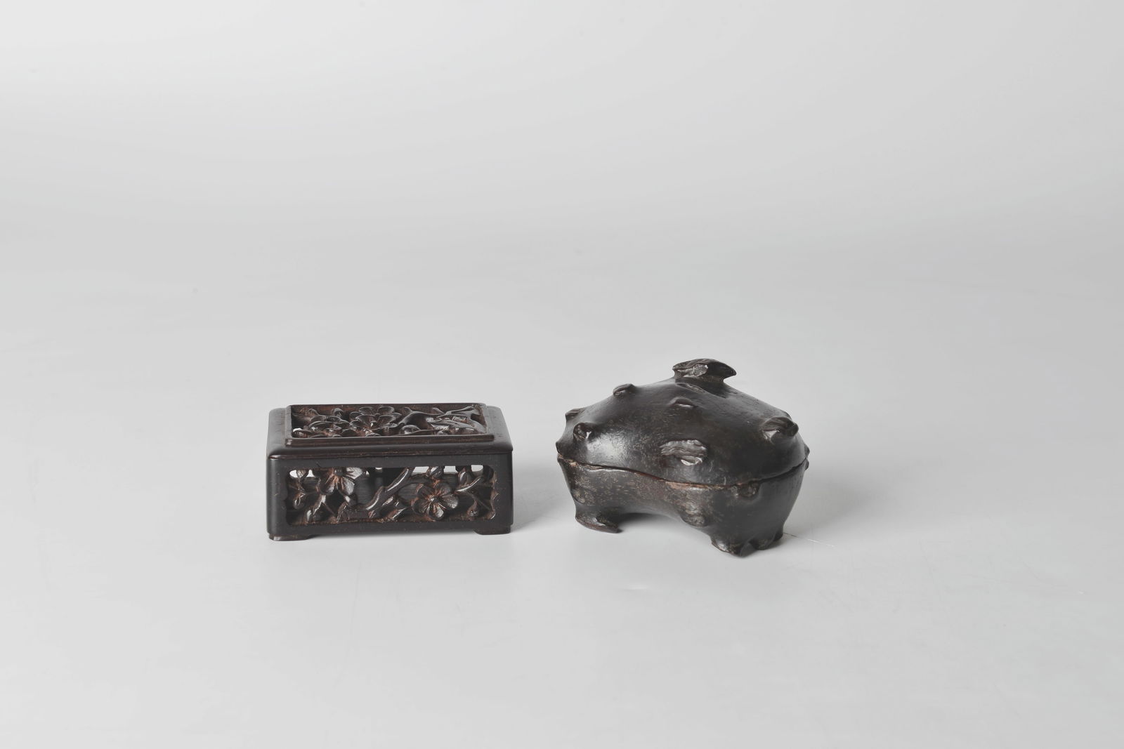 red sandalwood incense box: 清紫檀木雕刻梅花圖香盒/紫檀隨行香盒