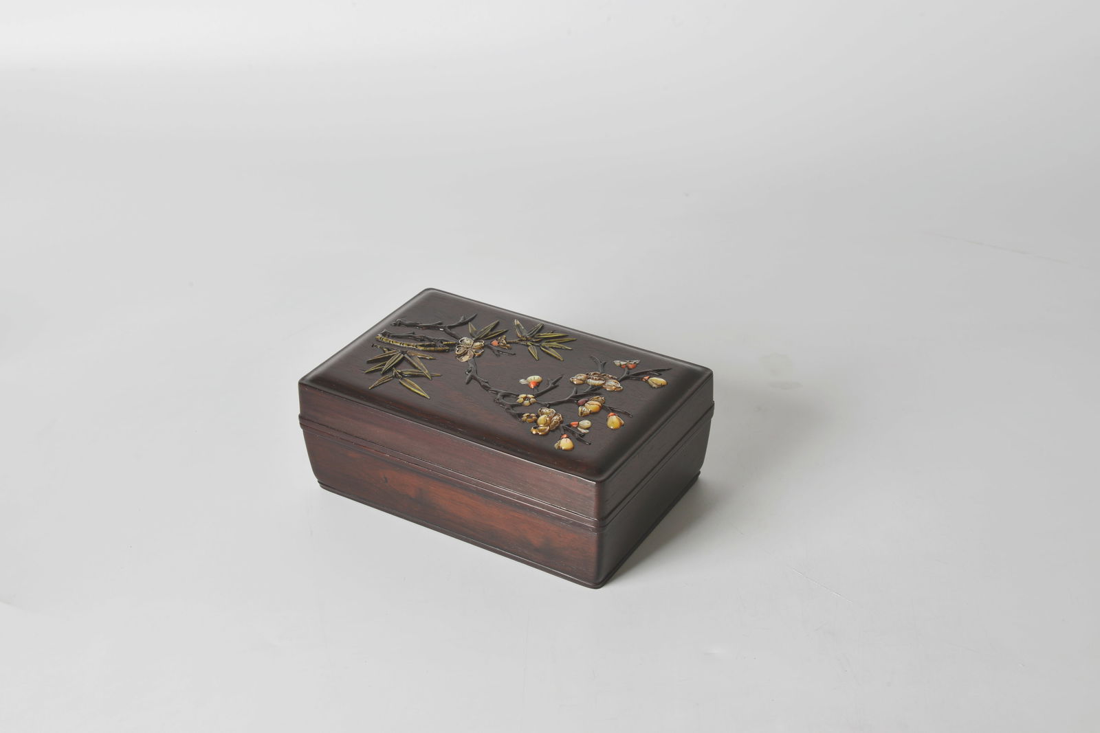 mother-of-pearl box: 清紫檀嵌螺鈿長方盒