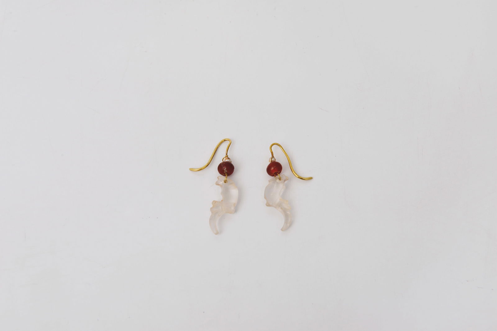 A pair of crystal earings: 遼代,水晶耳環一對