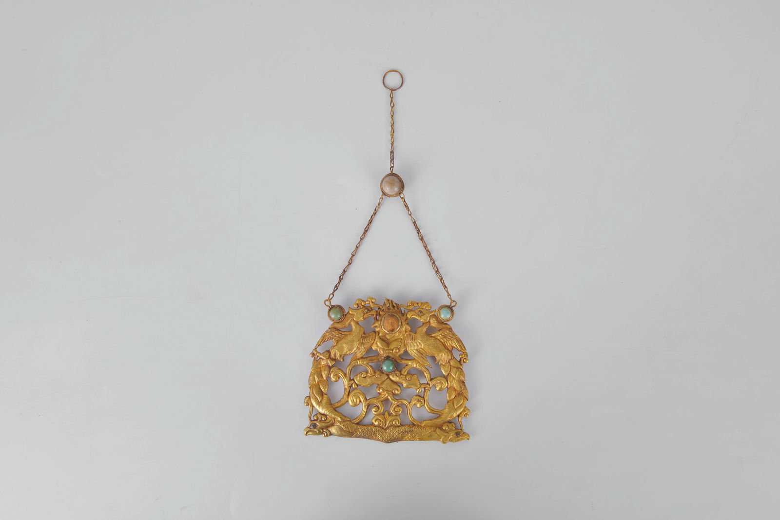 Gold pei decorated pair of phoenixes: 遼代,雙鳳紋繫金鍊金佩