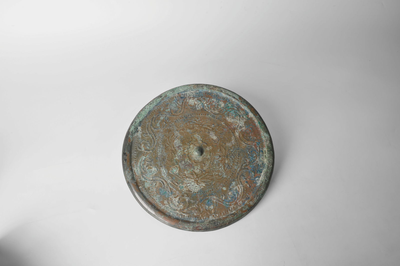 Mirror with floral decor: 捲草花蔓紋大銅鏡