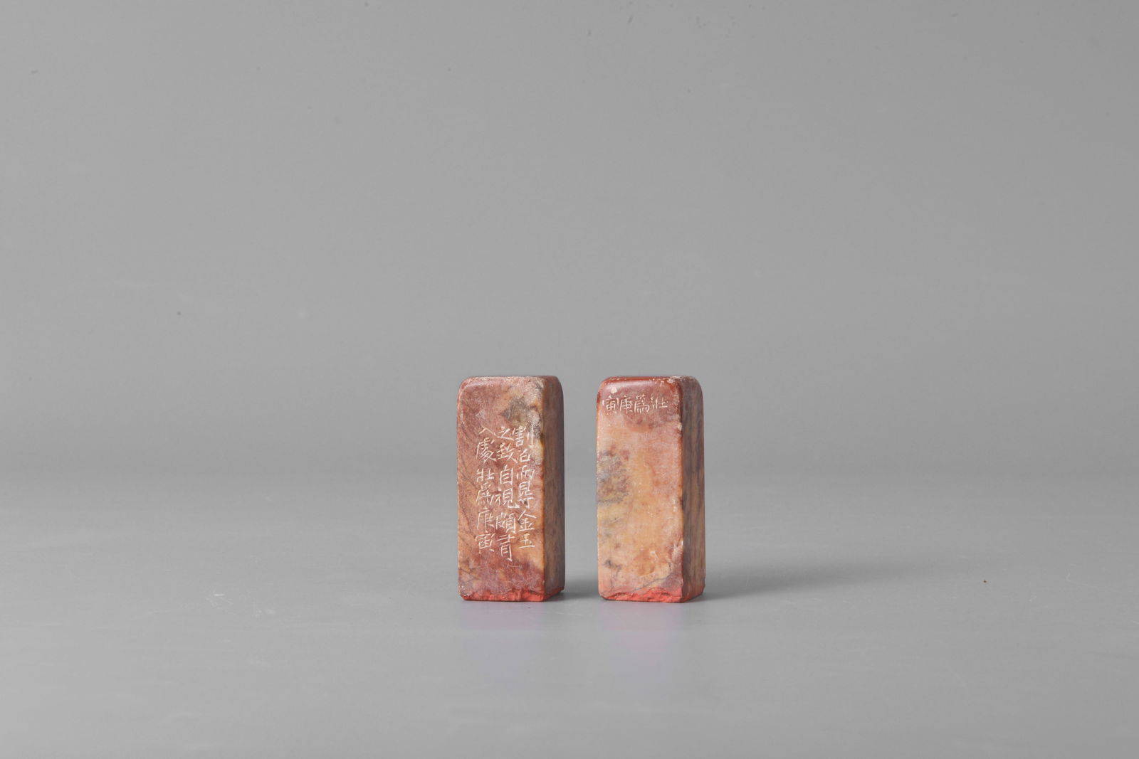 Two Seals,Zhuang-Wei WANG(1909—1998): 王壯為,兩枚印章 釋文:信之(白文)O子(朱文) Inscription:割石而尋金玉