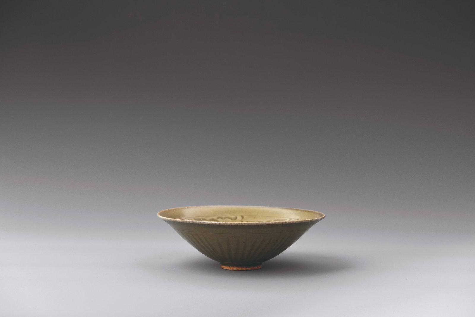 Bowl with craved flowers: 耀州刻花碗