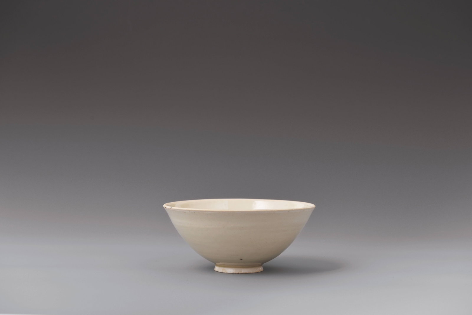 Bowl in white glaze,Ding ware: 宋 白瓷定窯刻花碗