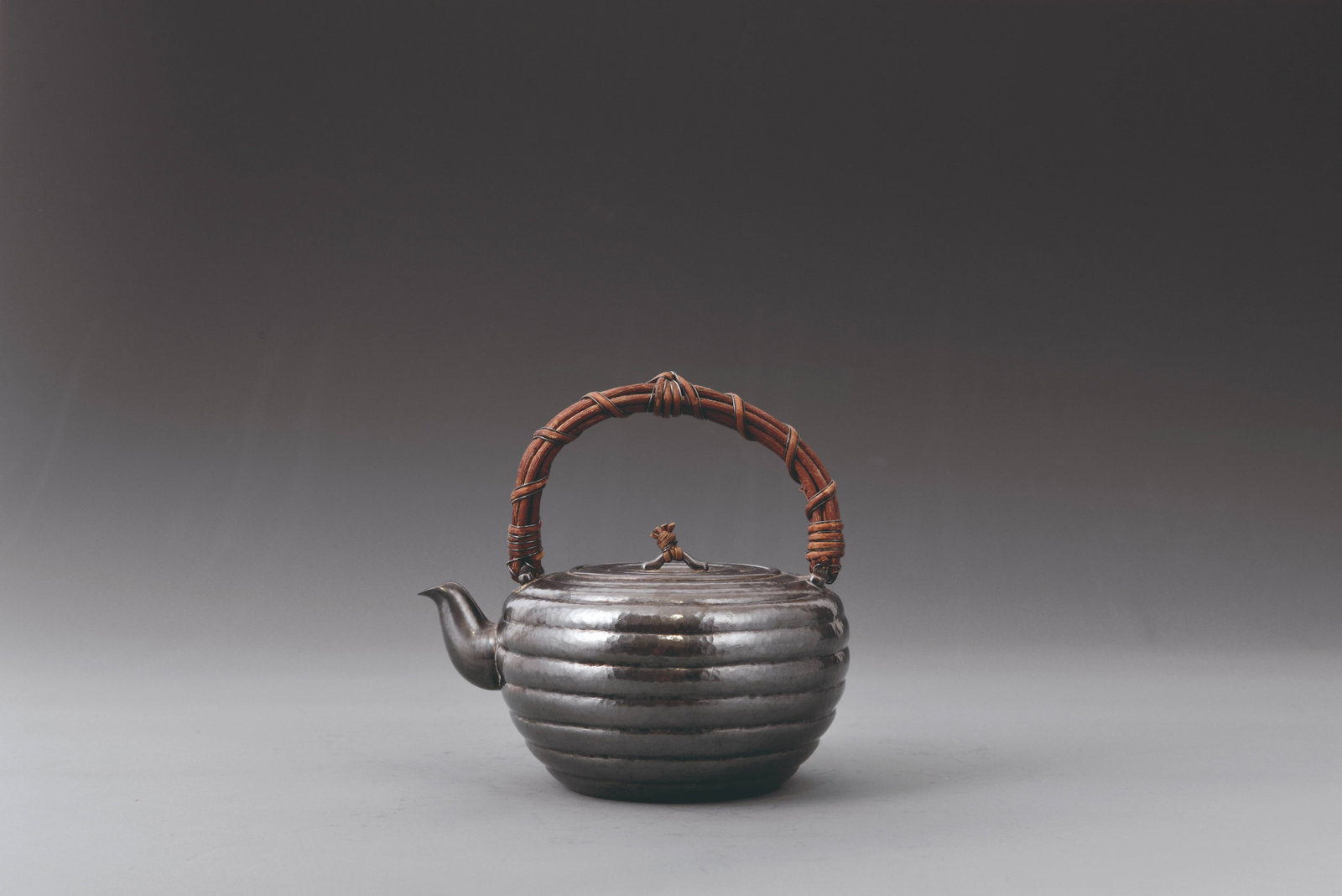 Silver Teapot: 藤編提梁鎚目銀壺