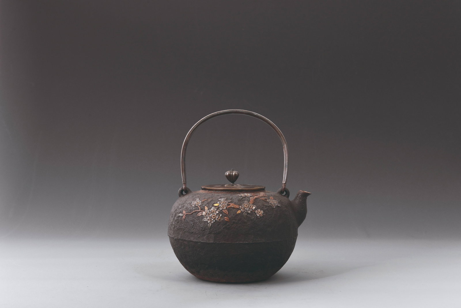 Tetsubin,Shoundo: 明治時期 松榮堂 金工鑲嵌花卉鐵壺款