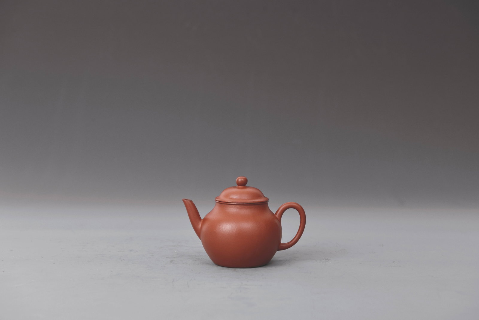 Lianzi Tea pot: 清中 逸公款蓮子壺 底款:風光不分四時同，逸公款。