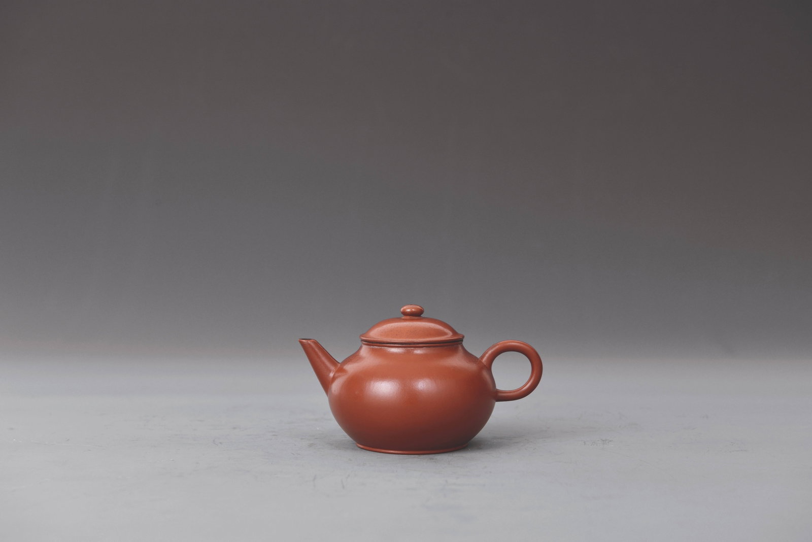 Red clay Teapot: 清 孟臣款朱泥水平紫砂壺 底款:卻非金玉姿亦同夜光珍孟Ō