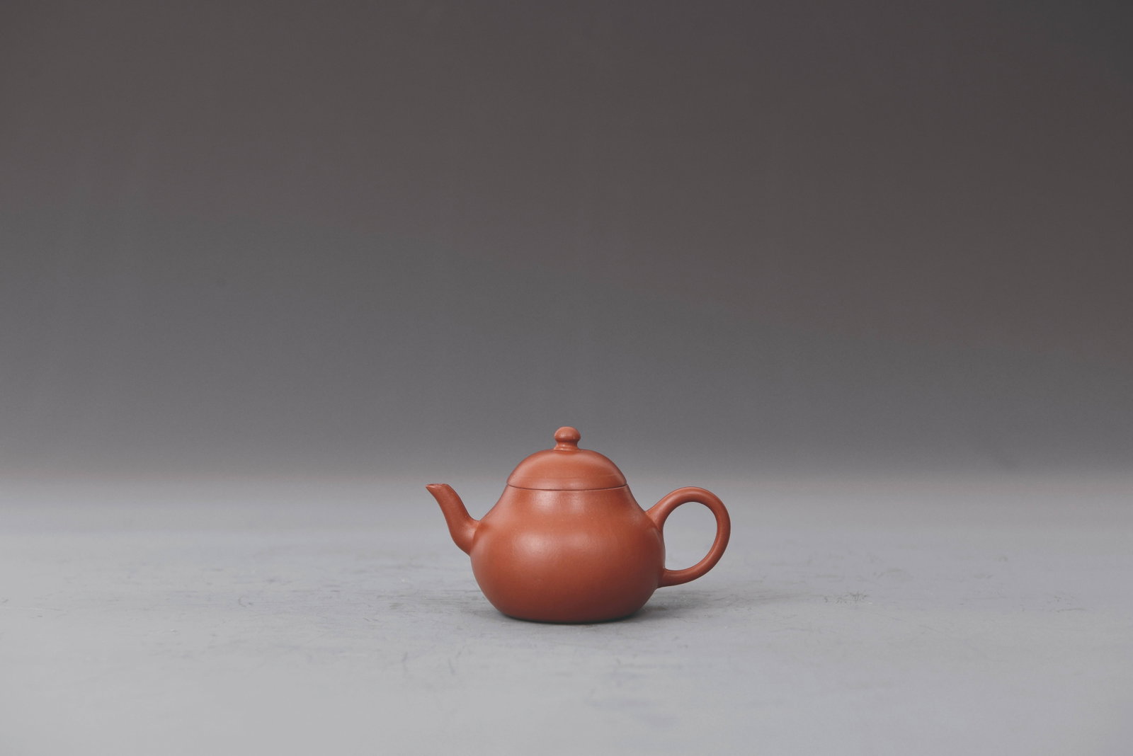 Pear shaped Teapot: 清早期 朱泥梨形壺 底款:山水之中，何人見月