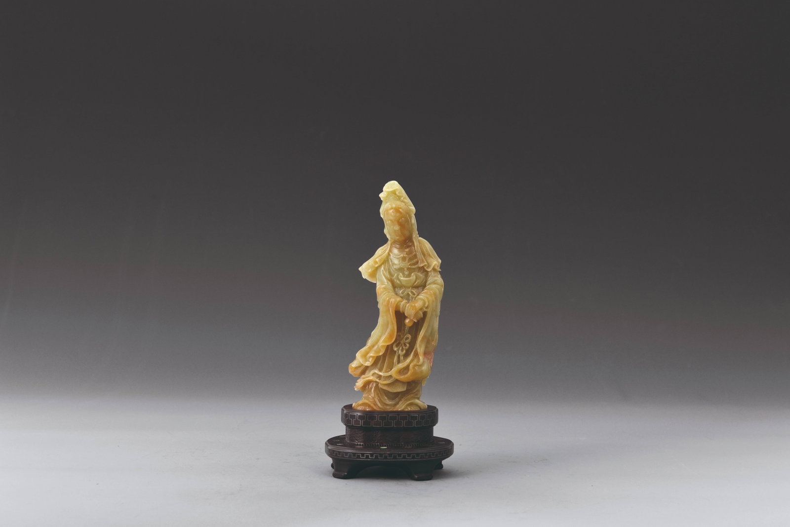 Jade Guan-yin: 清 黃玉雕觀音