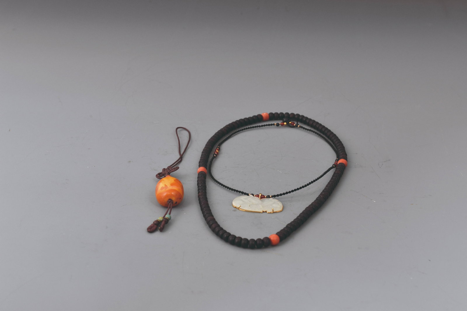 Accessories: 清代配飾三件（蜜蠟隨形持珮/紫檀木串珠/白玉佩)