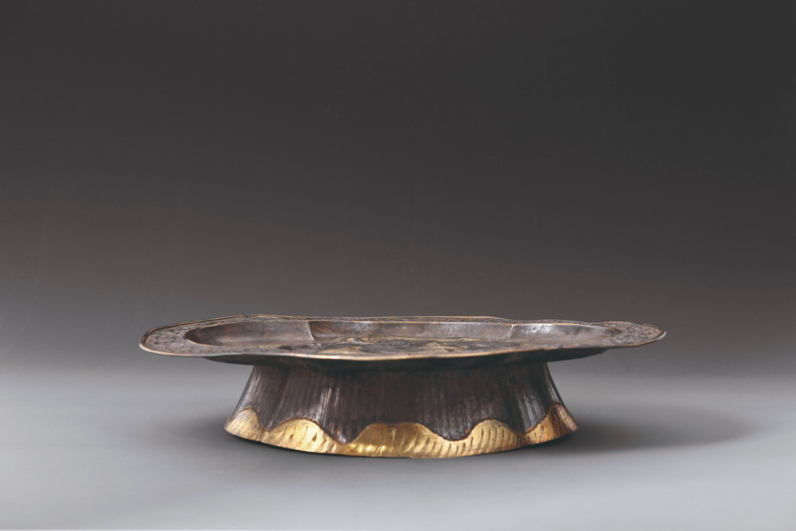 Gilt-Silver Dish: 遼代 銀鎏金魔羯魚紋菱形大盤