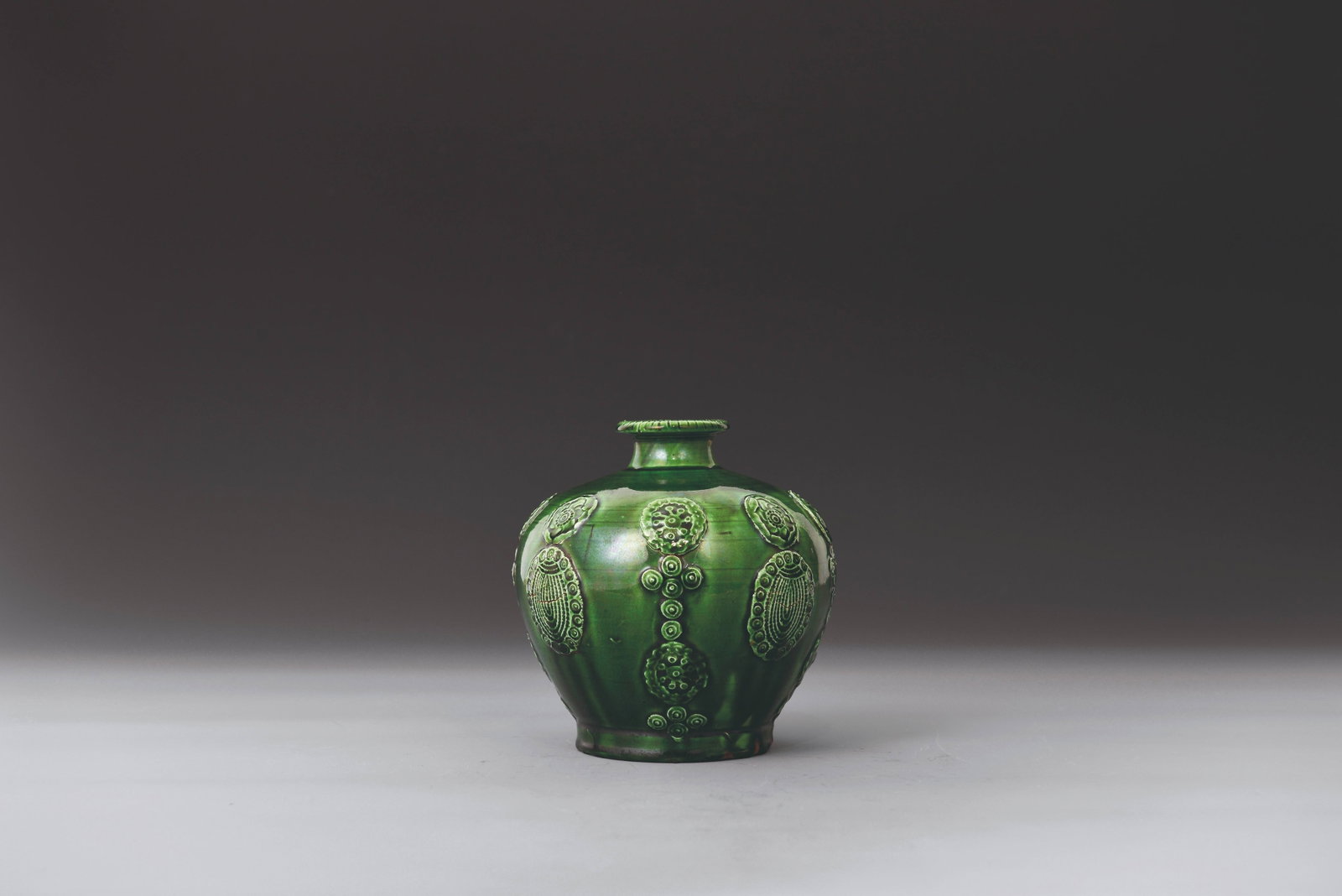 Vase with floral applique in green glaze: 貼花綠釉瓶