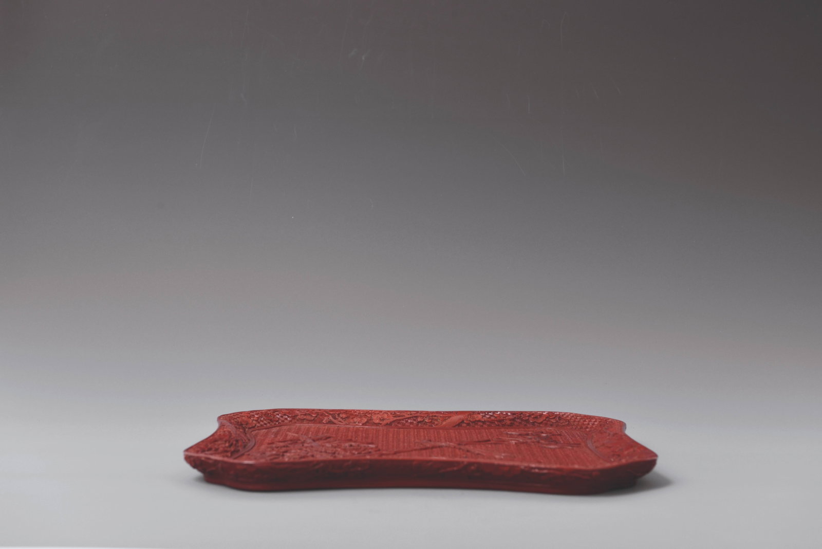 Lacquer dish with flower and bird decoration: 清 剔紅漆盤 花鳥梅花