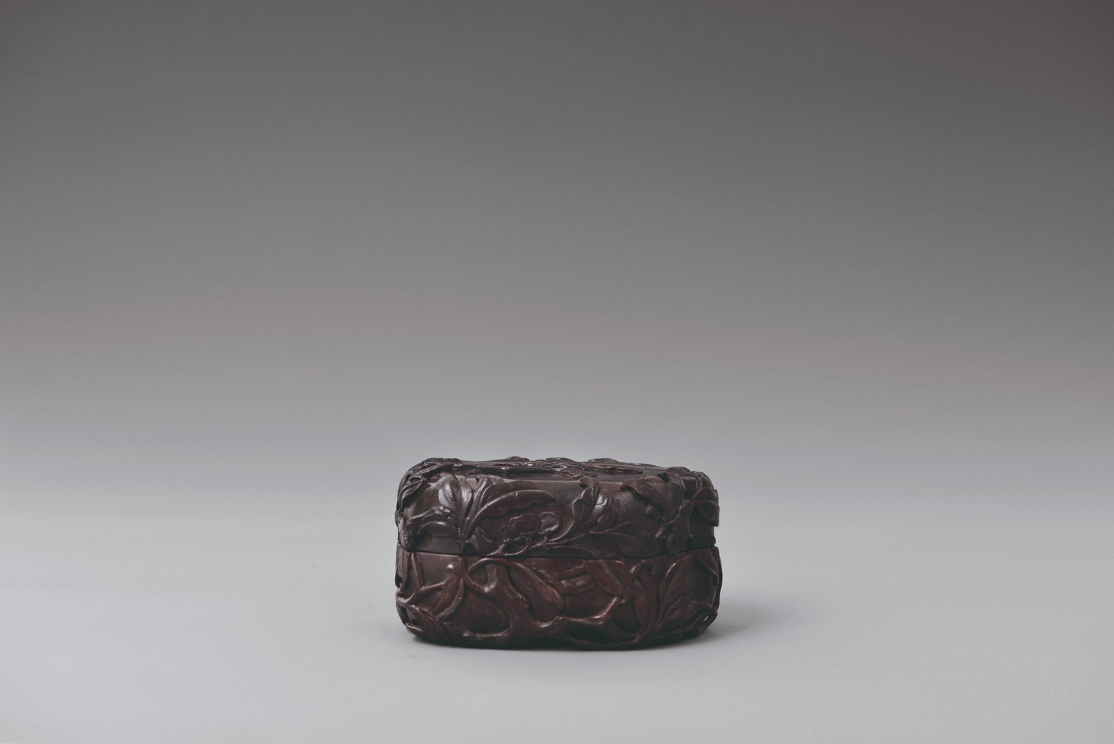 Red sandaiwood box craved with flower and fruit: 清 紫檀高浮雕花果隨形盒