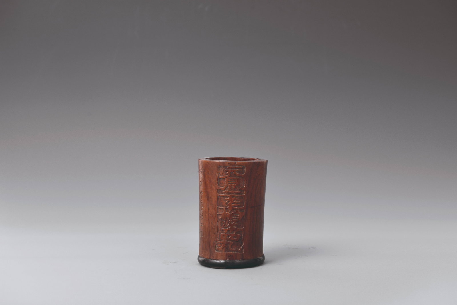 Craved wood Brush pot: 清 徐桐柏刻黃花梨筆筒 正面摹刻：漢「元鼎二年柏梁見ӎ