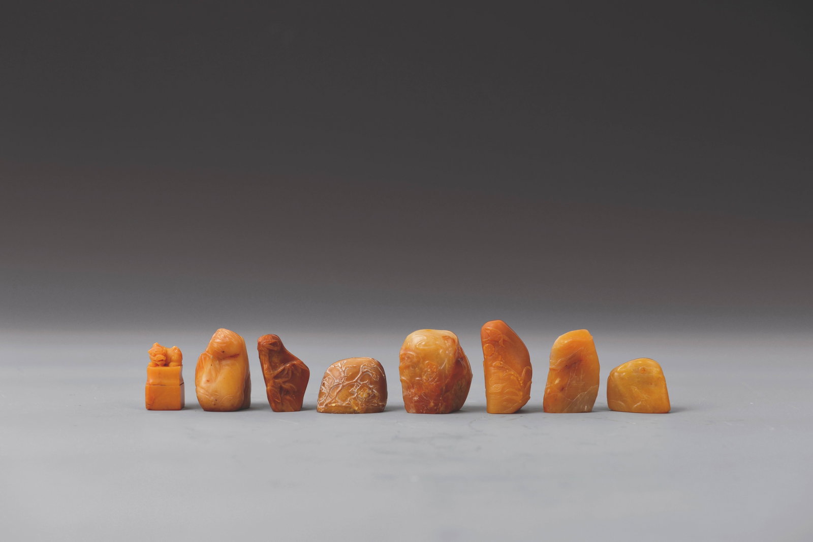 Group of 8 Tianhuang Stone seals: 田黃石隨形與鈕章素章一組（八件）