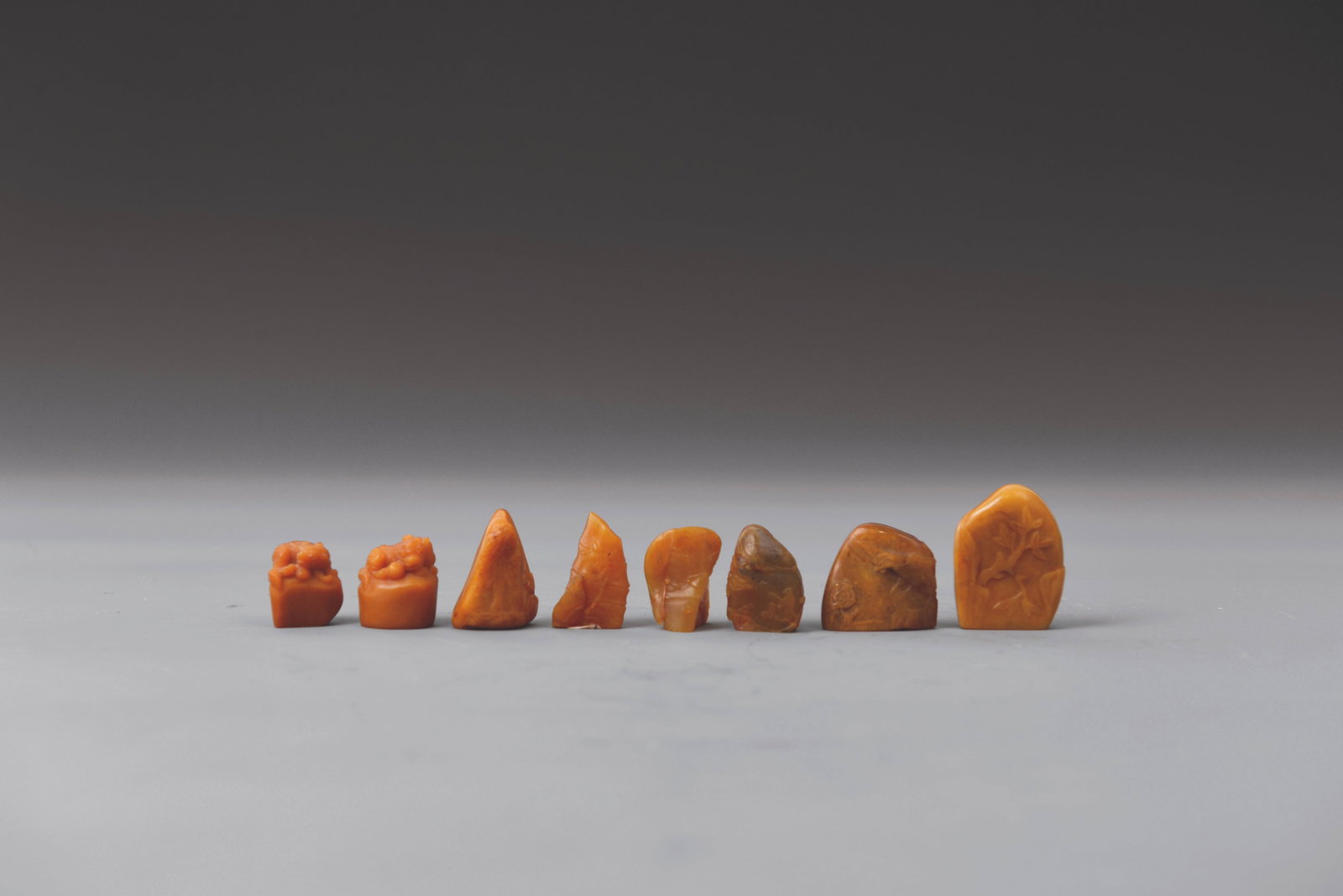Group of 8 Tianhuang Stone seals: 田黃印章1組8件
