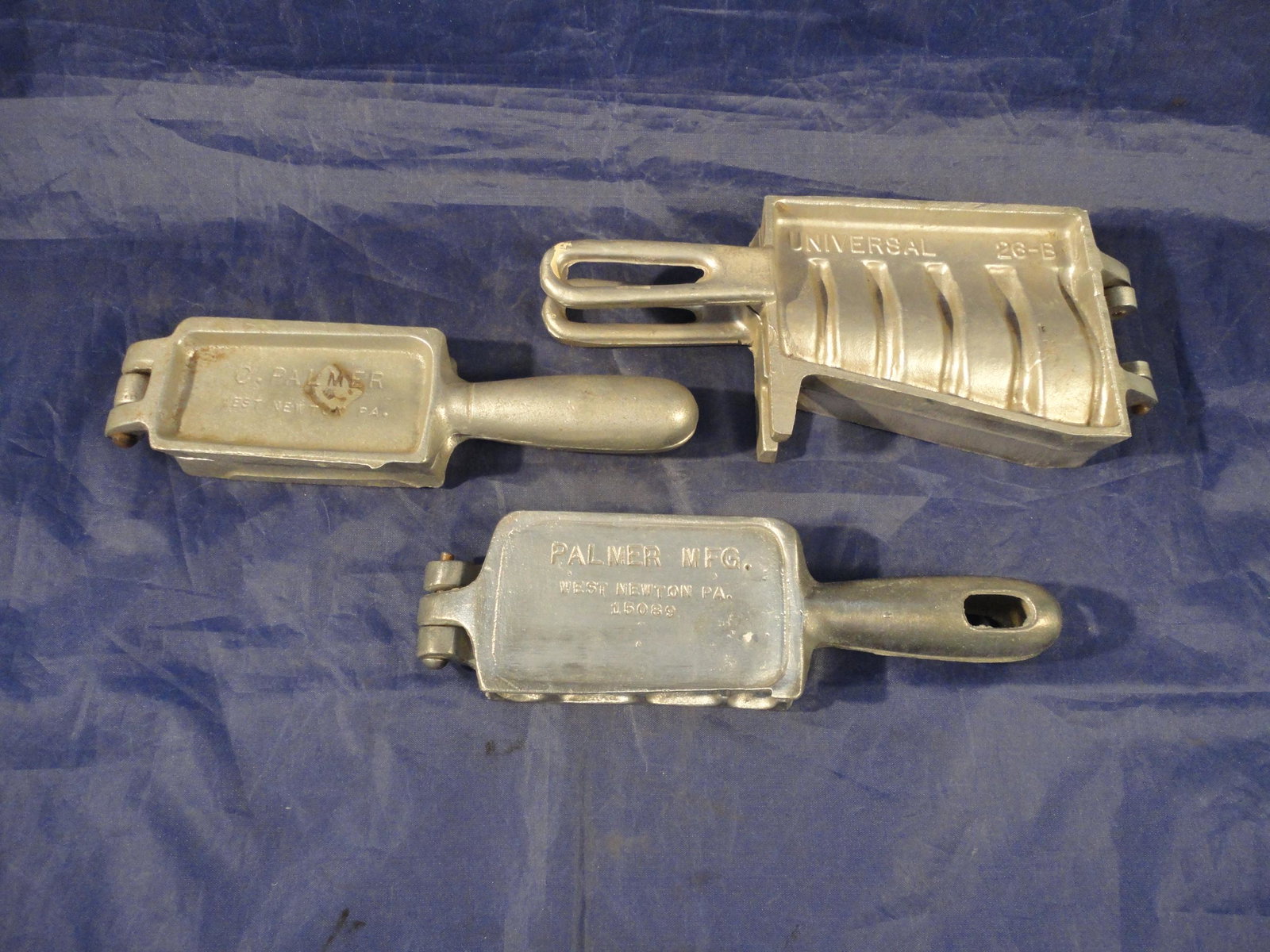 Lot of 3 of Vintage Fishing Sinker Molds. (2) Palmer Mfg and Universal: Lot of 3 of Vintage Fishing Sinker Molds. (2) Palmer Mfg and Universal. These 3 Vintage Sinker Molds are in Very good condition as pictured. You get (1) Universal 26-B Bank Sinker Mold (1) C. Palmer #