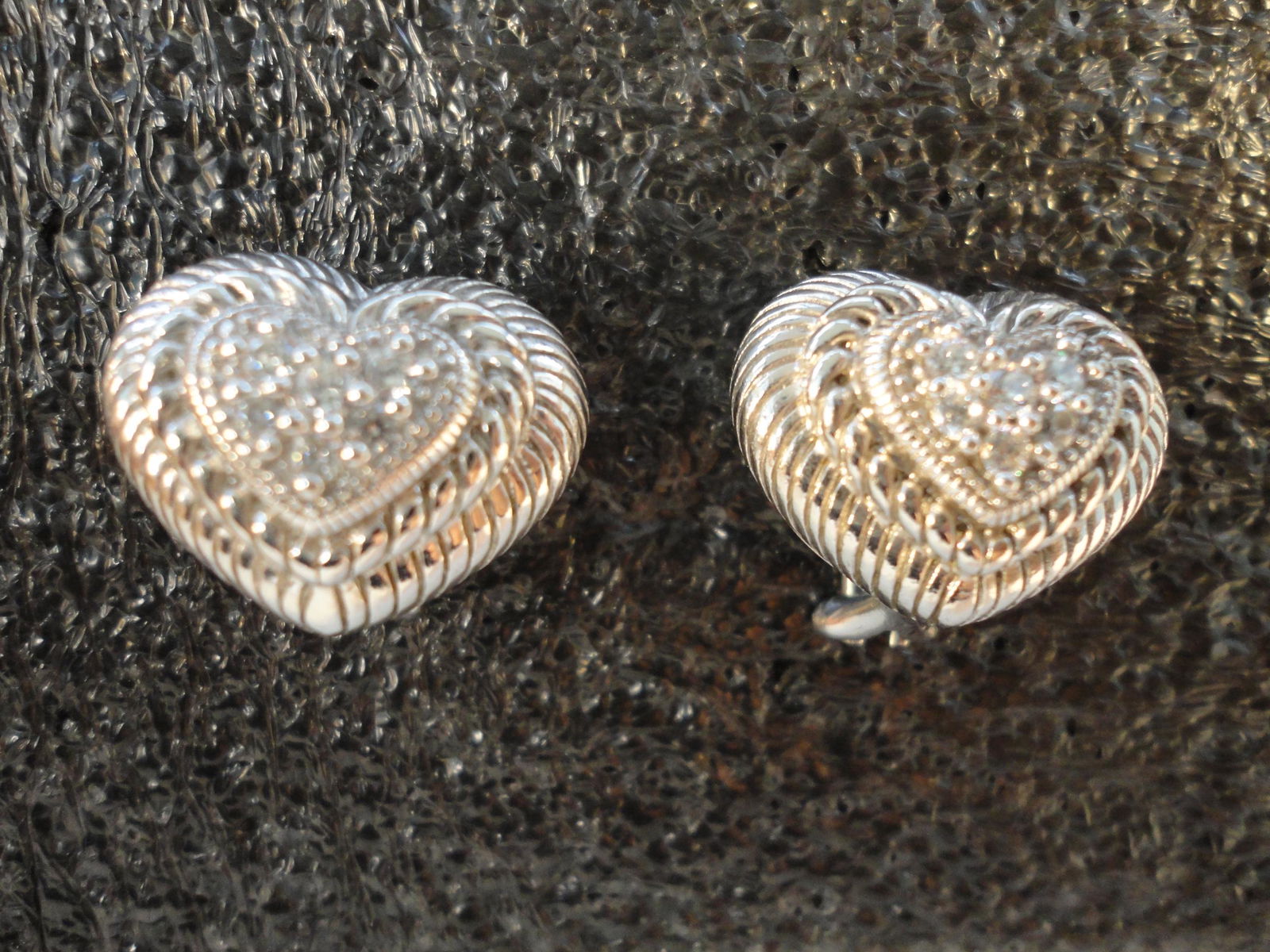 Judith Ripka Heart Diamonique CZ Sterling Silver Earrings Omega Back: Judith Ripka Heart Diamonique CZ Sterling Silver Earrings Omega Back. These Judith Ripka Earrings are in Excellent Condition as pictured. Beautiful Heart Shaped Diamonique CZ Sterling Silver Earrings