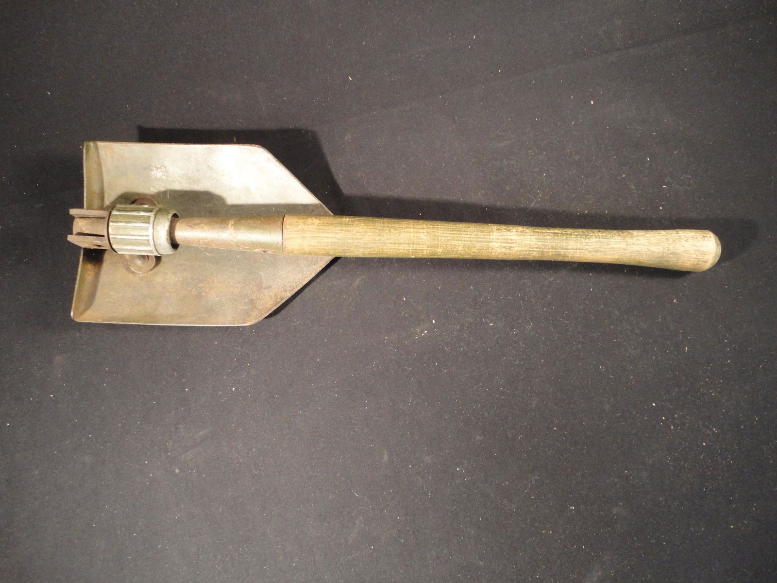 Vintage WWII US Army Folding Shovel, Ames 1945 (1 of 5)