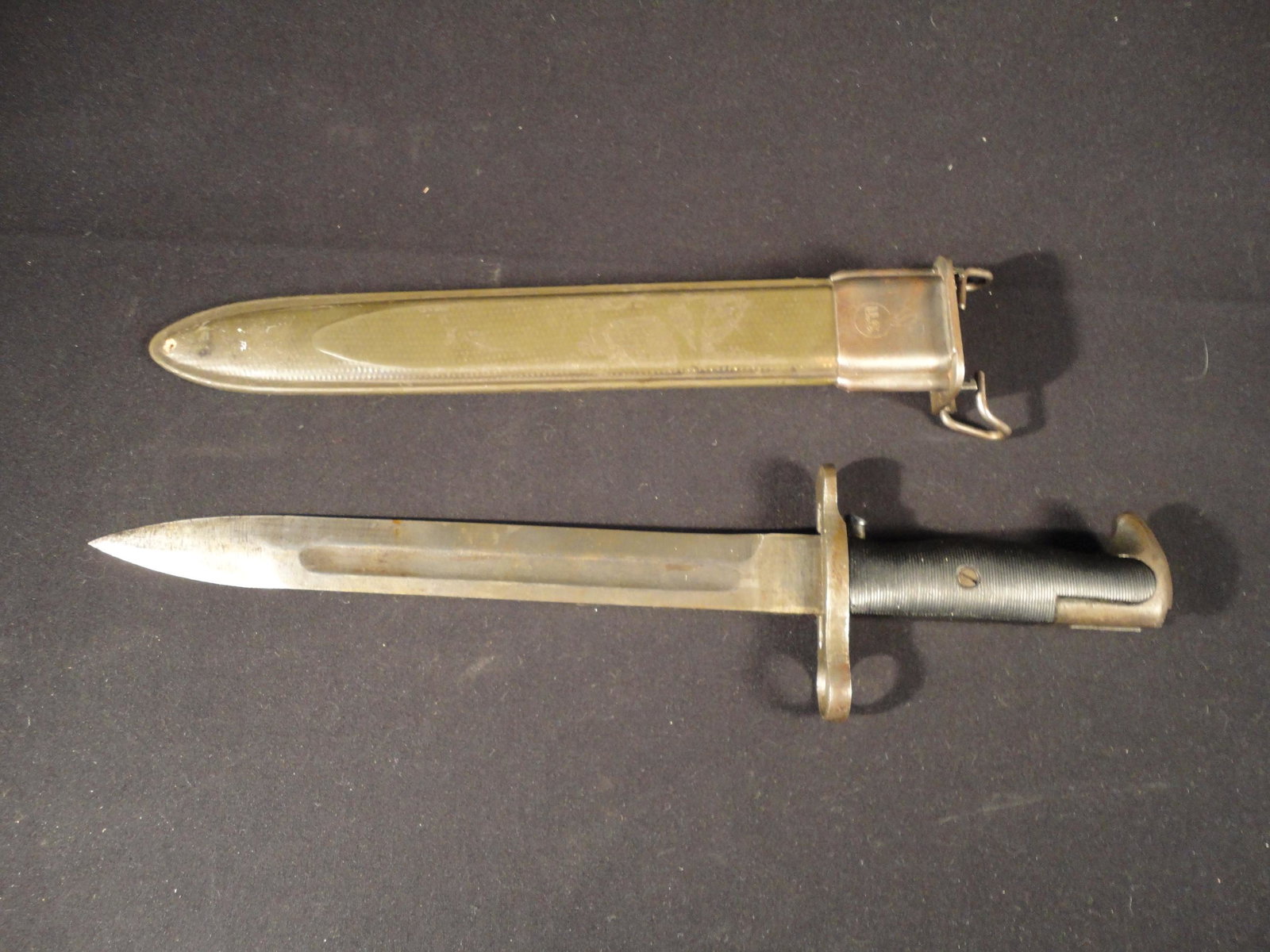 Vintage Utica Cutlery US M1 Bayonet with Scabbard.: Vintage Utica Cutlery US M1 Bayonet with Scabbard. This Bayonet and Scabbard are in Excellent Condition as pictured. The blade measures 9 7/8 inches long. The Bayonet measures 14 1/2 inches long and 1