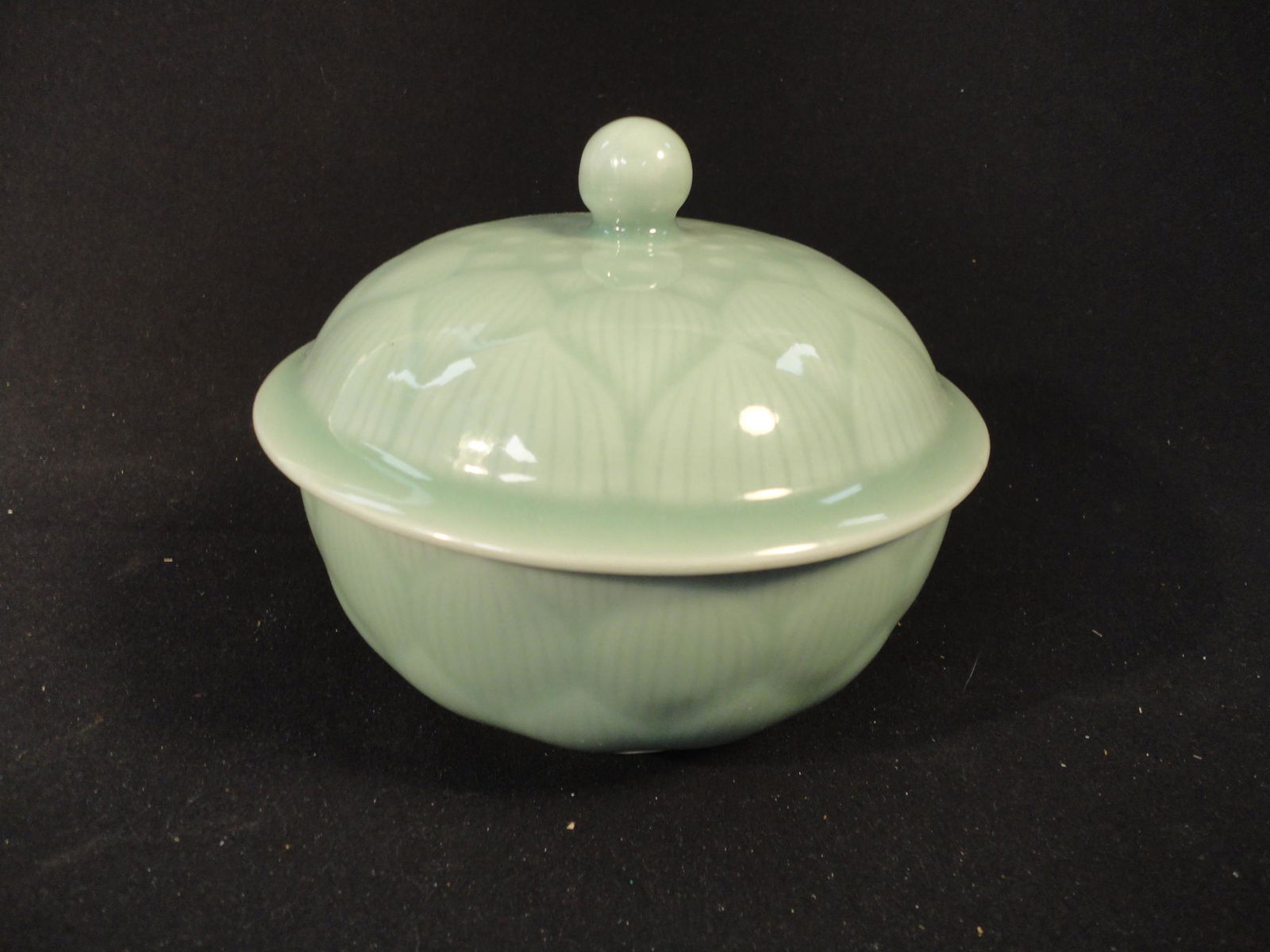 Vintage Celadon Green Bowl with Lid Lidded Lotus Flower: Vintage Celadon Green Bowl with Lid Lidded Lotus Flower Floral. This Celadon Bowl is in Excellent Condition with no chips or cracks. It measures approx. 5 1/2 inches wide. Marked on base as pictured.