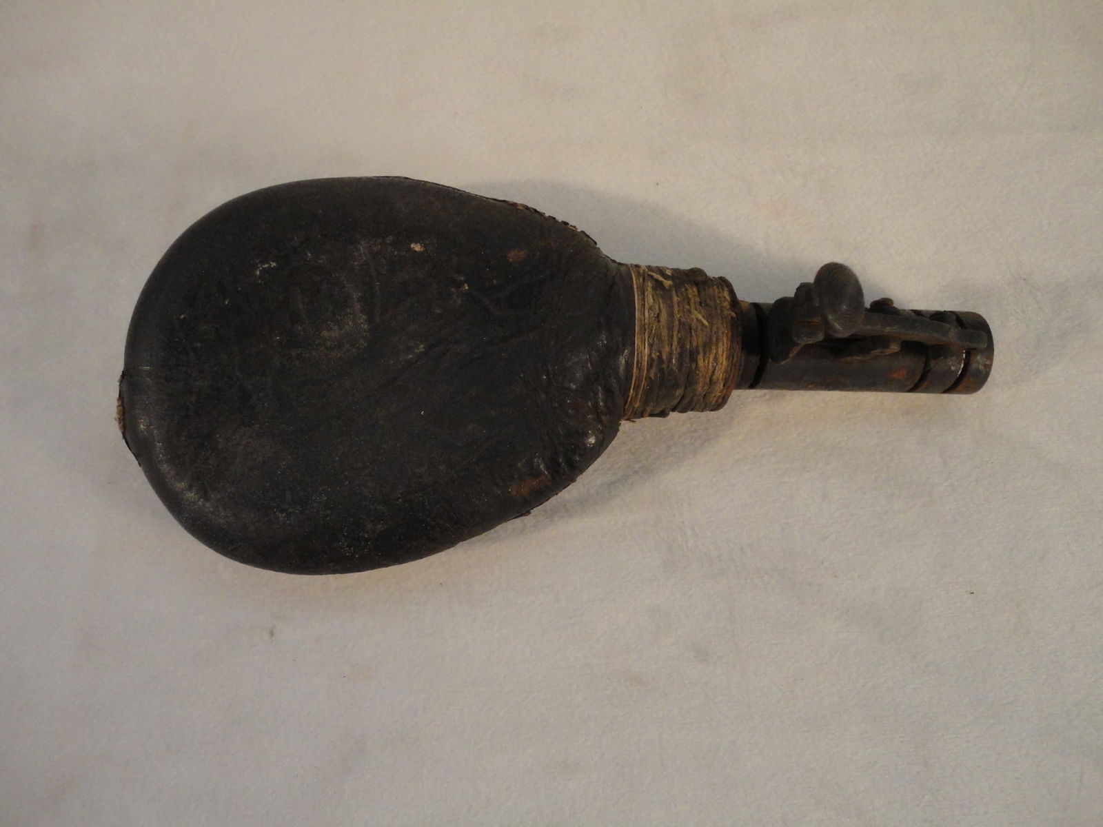 Antique American Cap Civil War Era Hunting Dog Black Powder Leather Shot Pouch Flask (1 of 4)