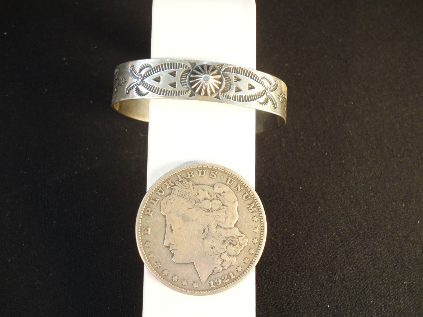 Vintage Navajo Sterling Silver Repousse and Chased Cuff Bracelet. (1 of 5)