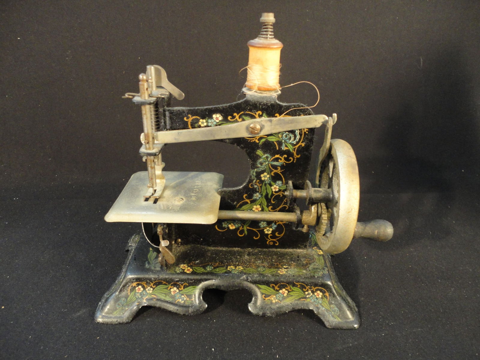 Antique 1950's ESSIX Muller Childs Toy Sewing Machine - WORKS! (1 of 7)