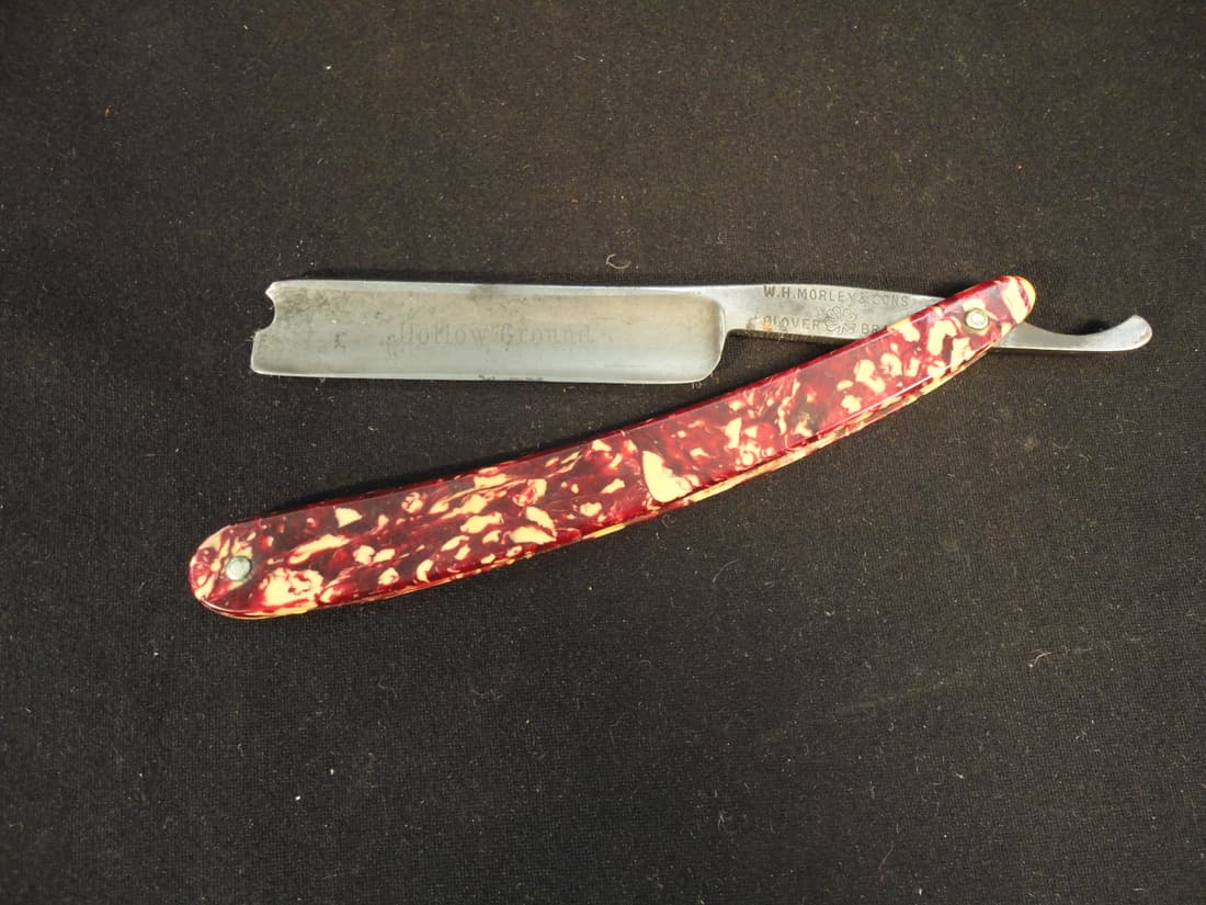 Antique W.H.Morley & Sons Clover Brand Straight Razor w/ Barbers Notch and Fancy Scales - Germany: Antique W.H.Morley & Sons Clover Brand Straight Razor w/ Barbers Notch and Fancy Scales - Germany. This Razor is in Good or much better condition as pictured.