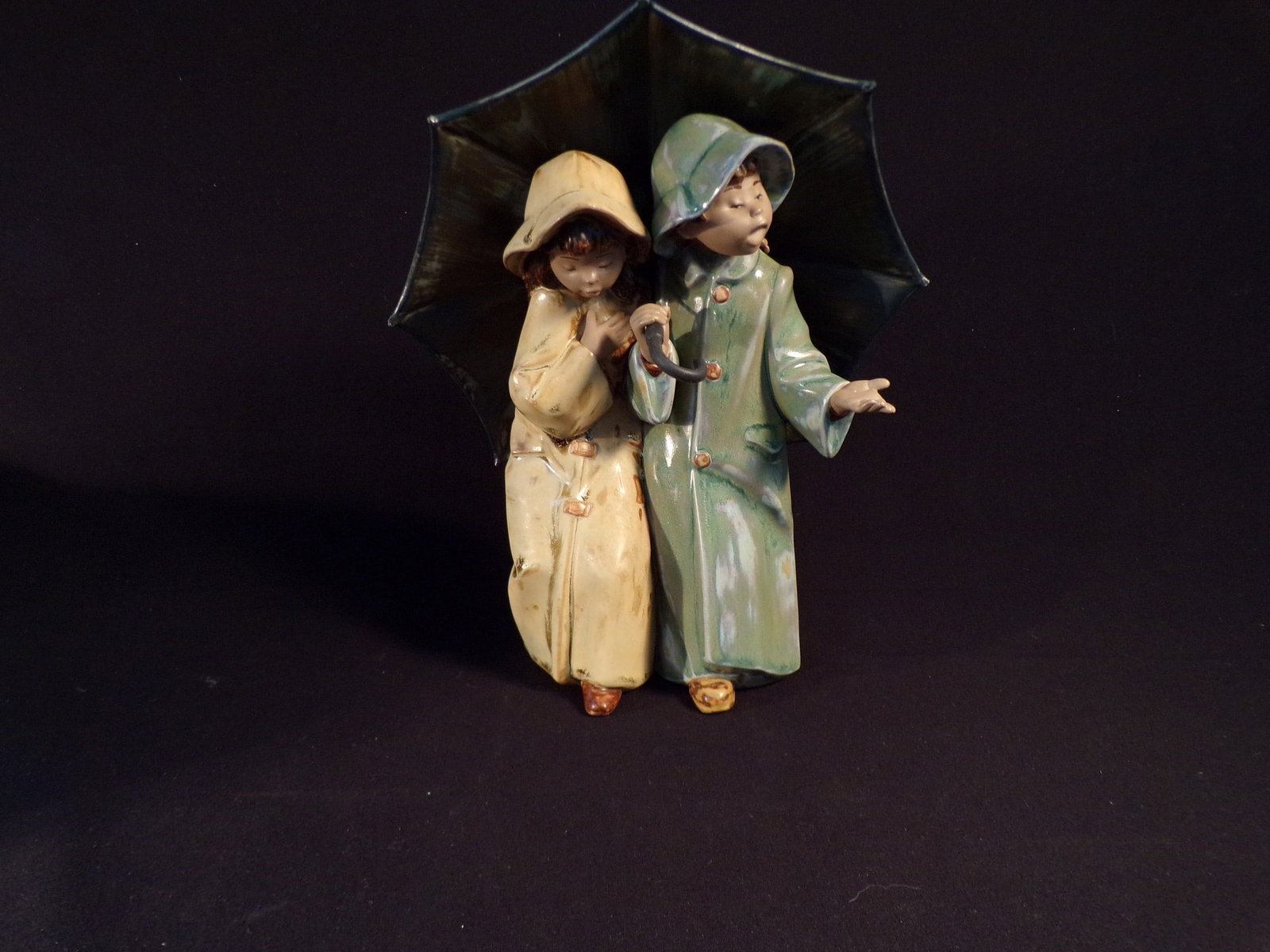 Vintage Lladro Figurine "Under the Rain" Boy & Girl under Umbrella #2077 (1 of 3)