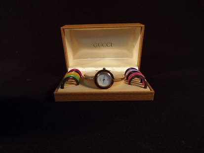 GUCCI 1100L Change Bezel Chameleon Watch Quartz Ladies Women's Gold.: GUCCI 1100L Change Bezel Chameleon Watch Quartz Ladies Women's Gold. This Gucci Chameleon Bezel Watch is in Excellent Condition as pictured. New battery just installed. This Gucci watch comes in the o